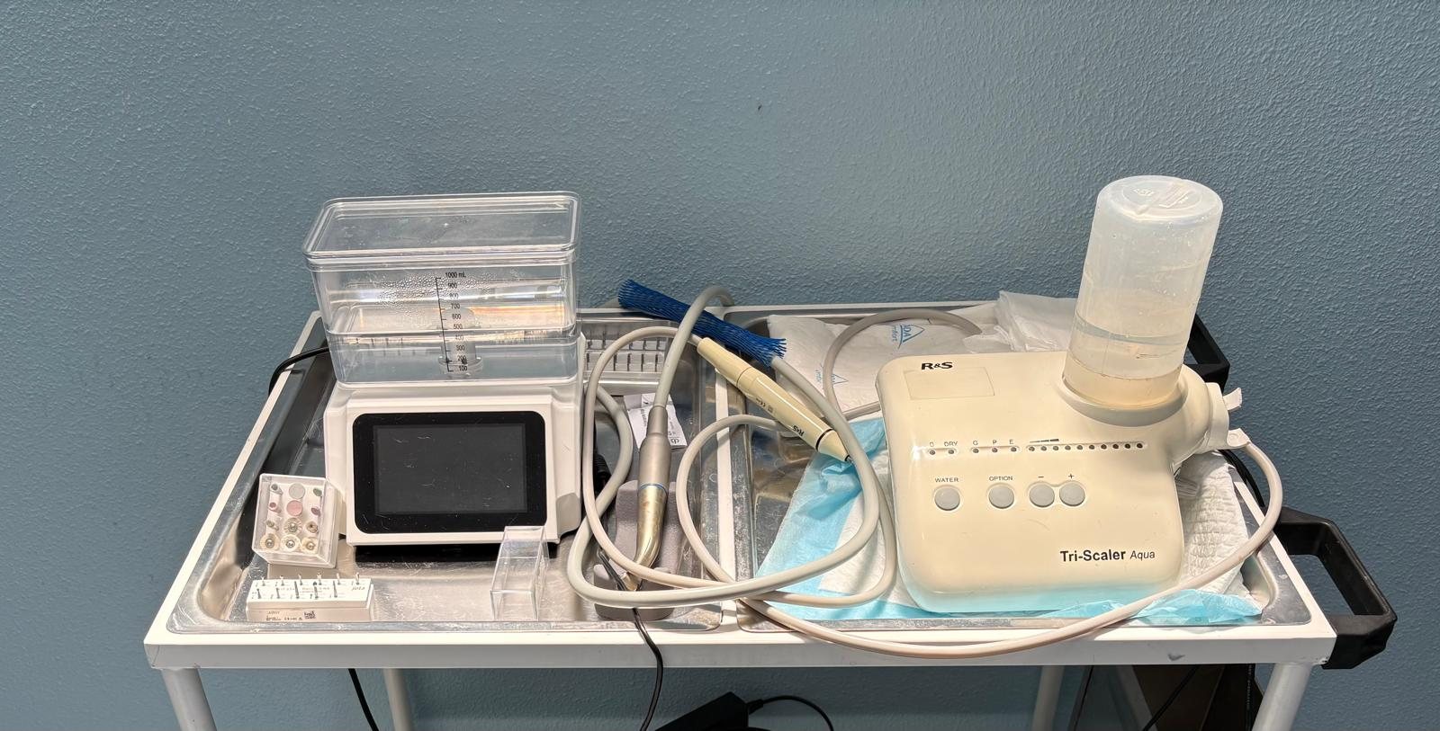 Estación dental con equipo de ultrasonidos para limpiezas