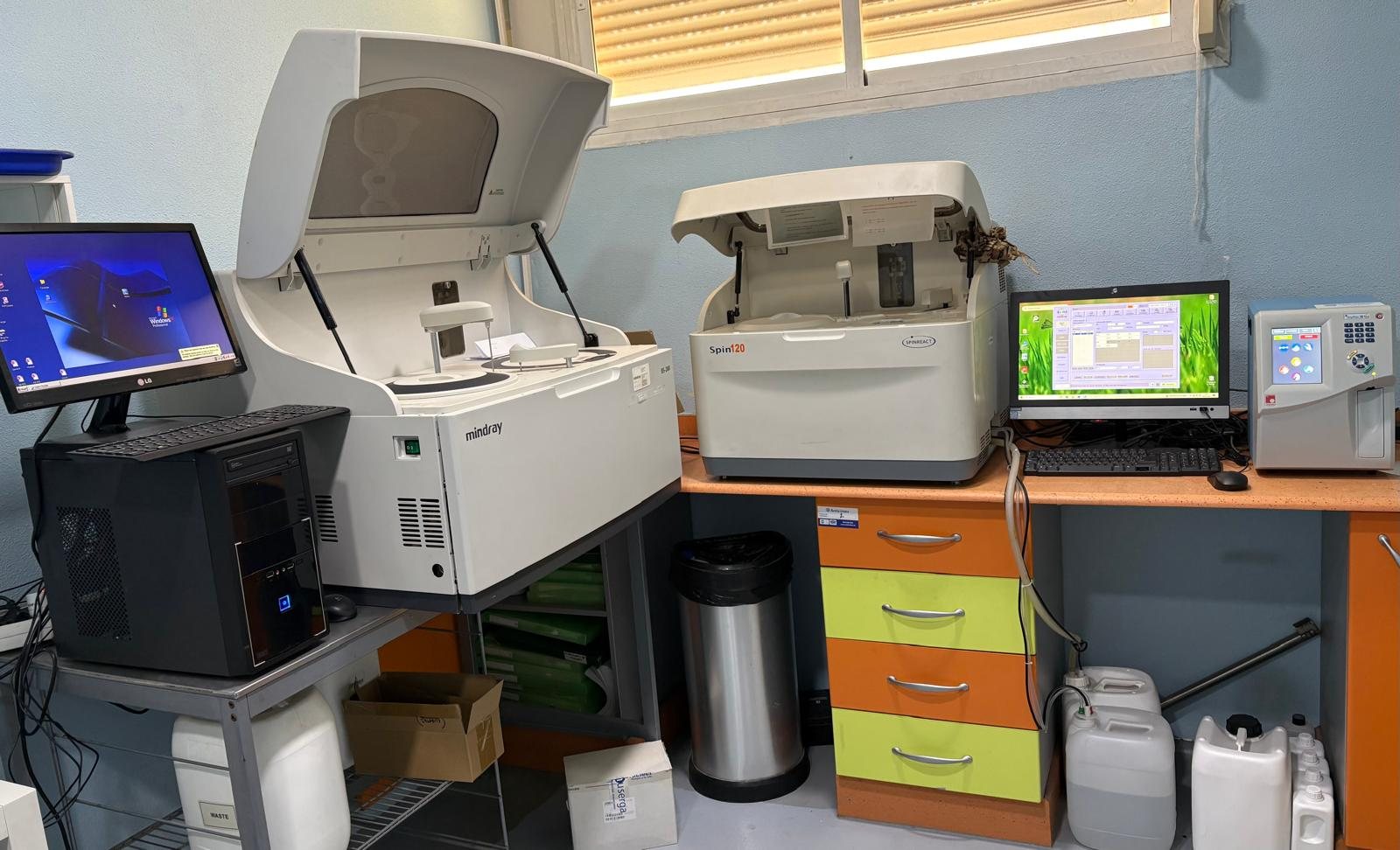 Laboratorio propio con analizadores de bioquímica y hematología