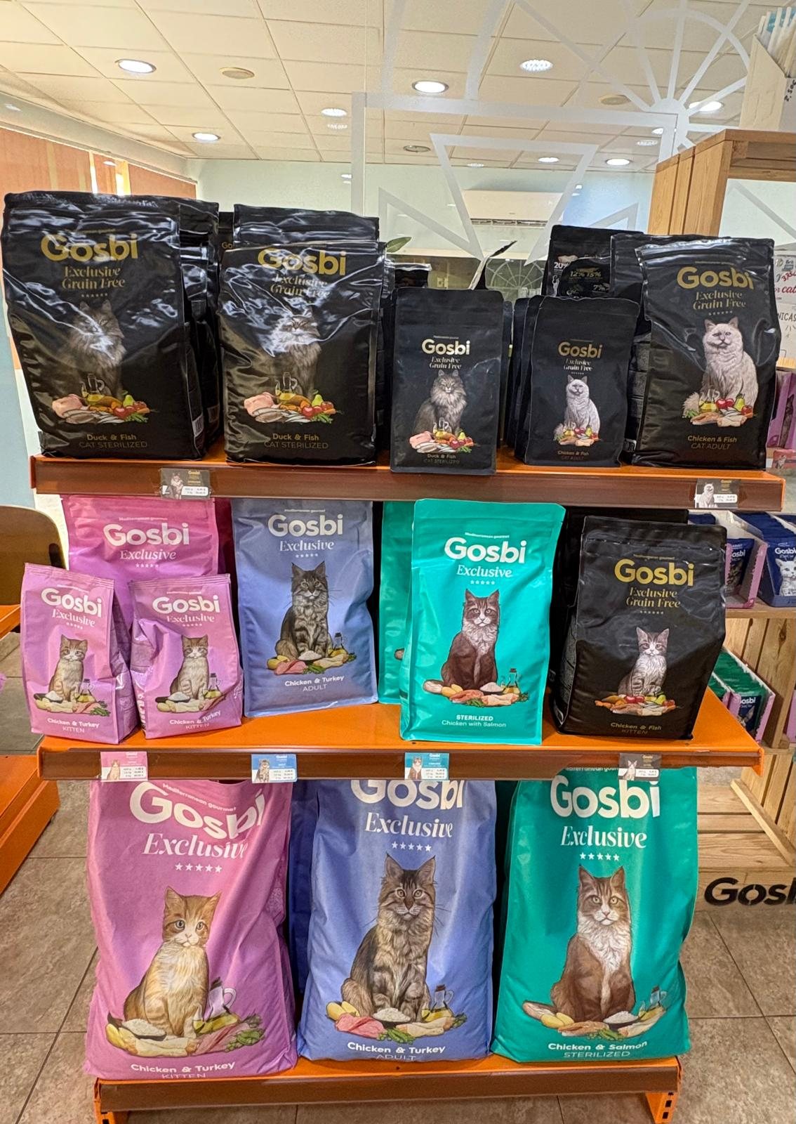 Alimentación seleccionada para gatos en la tienda