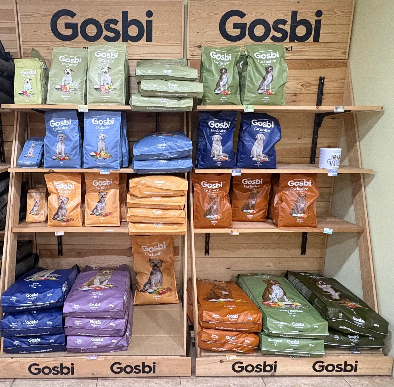 Estanterías de pienso para perros en la tienda