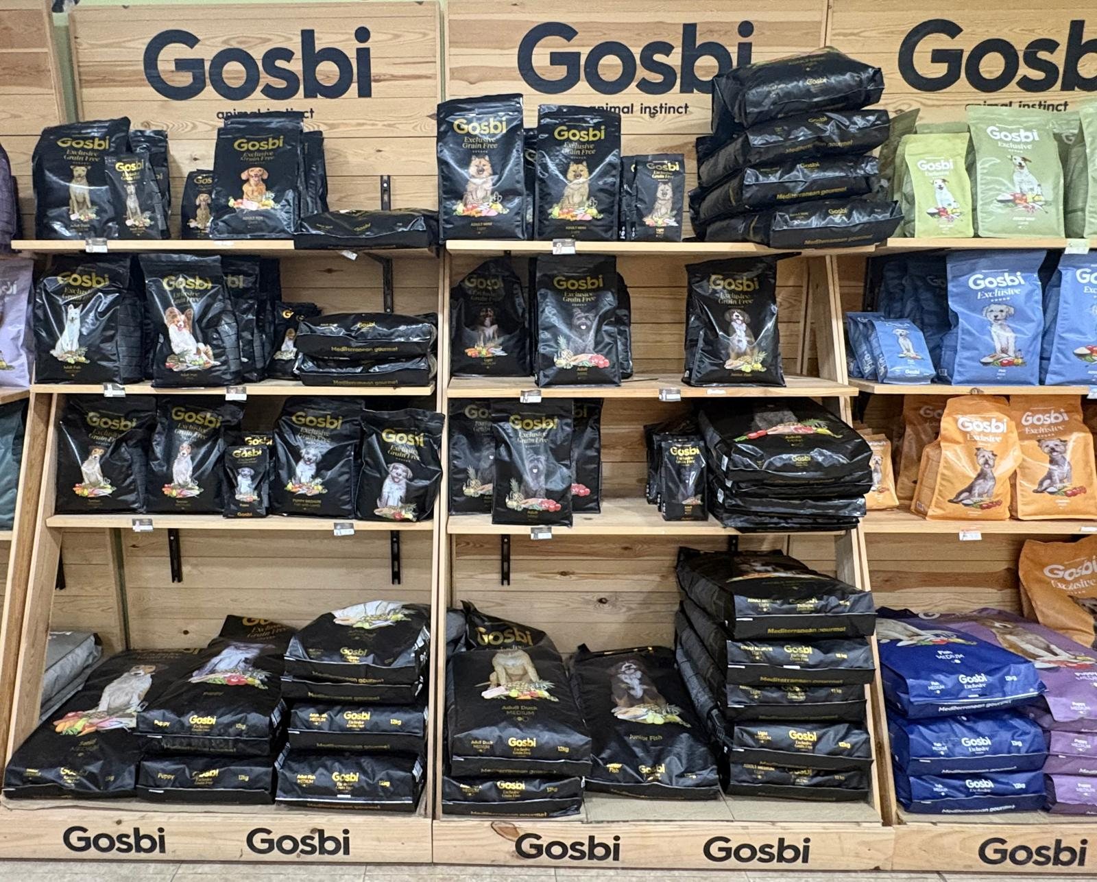 Estanterías de alimentación de la tienda del Hospital Veterinario La Rueda